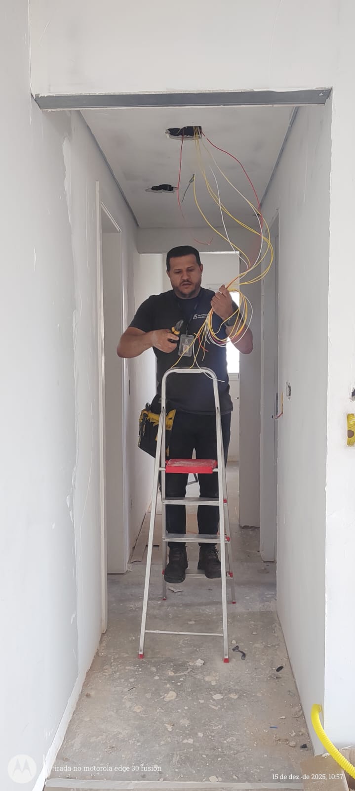 Serviço elétrico realizado por Genilson Amaral